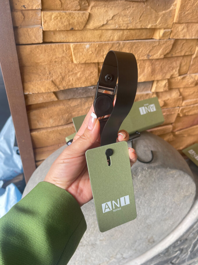 Premium Rectangular Fabric Sample Hanging Clips | Custom Logo Tags (Paper/Plastic) for Curtain & Upholstery